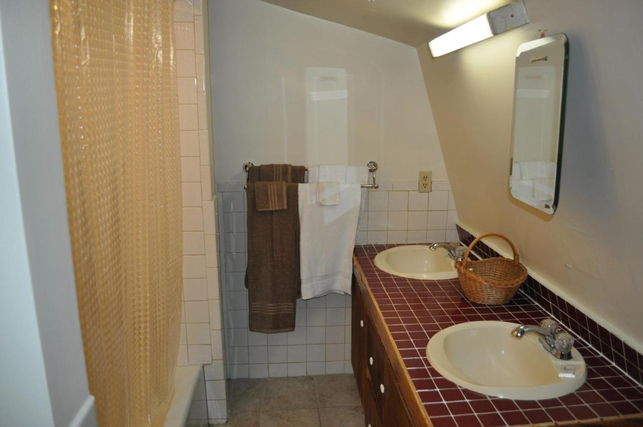 Lakewood Lodge & Restaurant Bagian luar foto